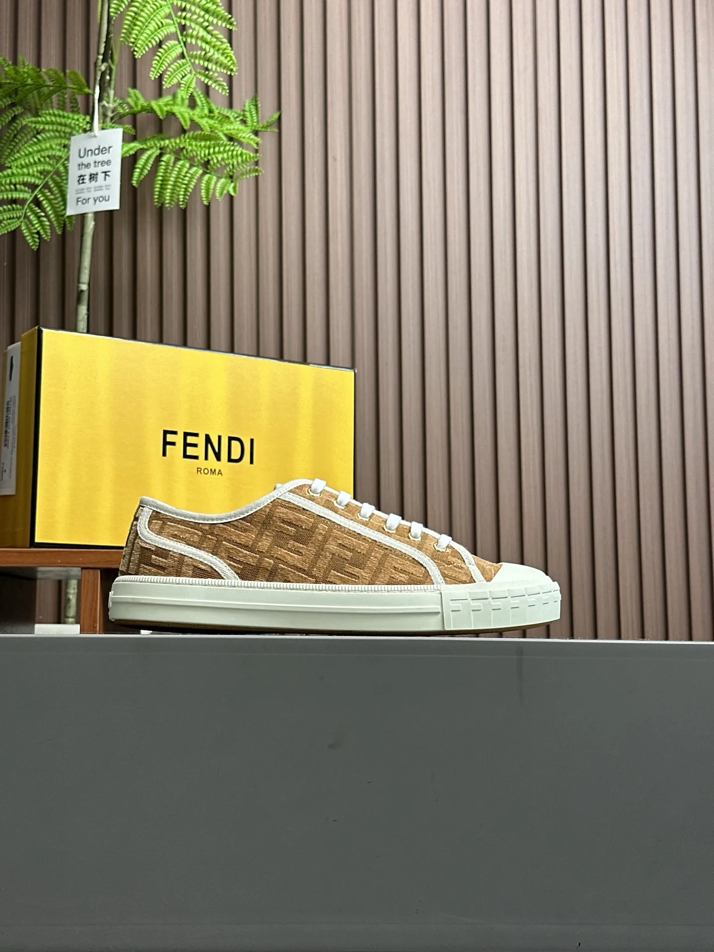 Men's shoes 💰580 FENDI Match men's lace-up sneakers. ♞size; Couple model 35-40 (female) 39~45 (men) This item comes from the Stefano Pilati design series and is made of black leather with gray leather details. Rubber sole with FENDI lettering on the side Material: 100% calfskin, lining: 70% polyester, 27% nylon
